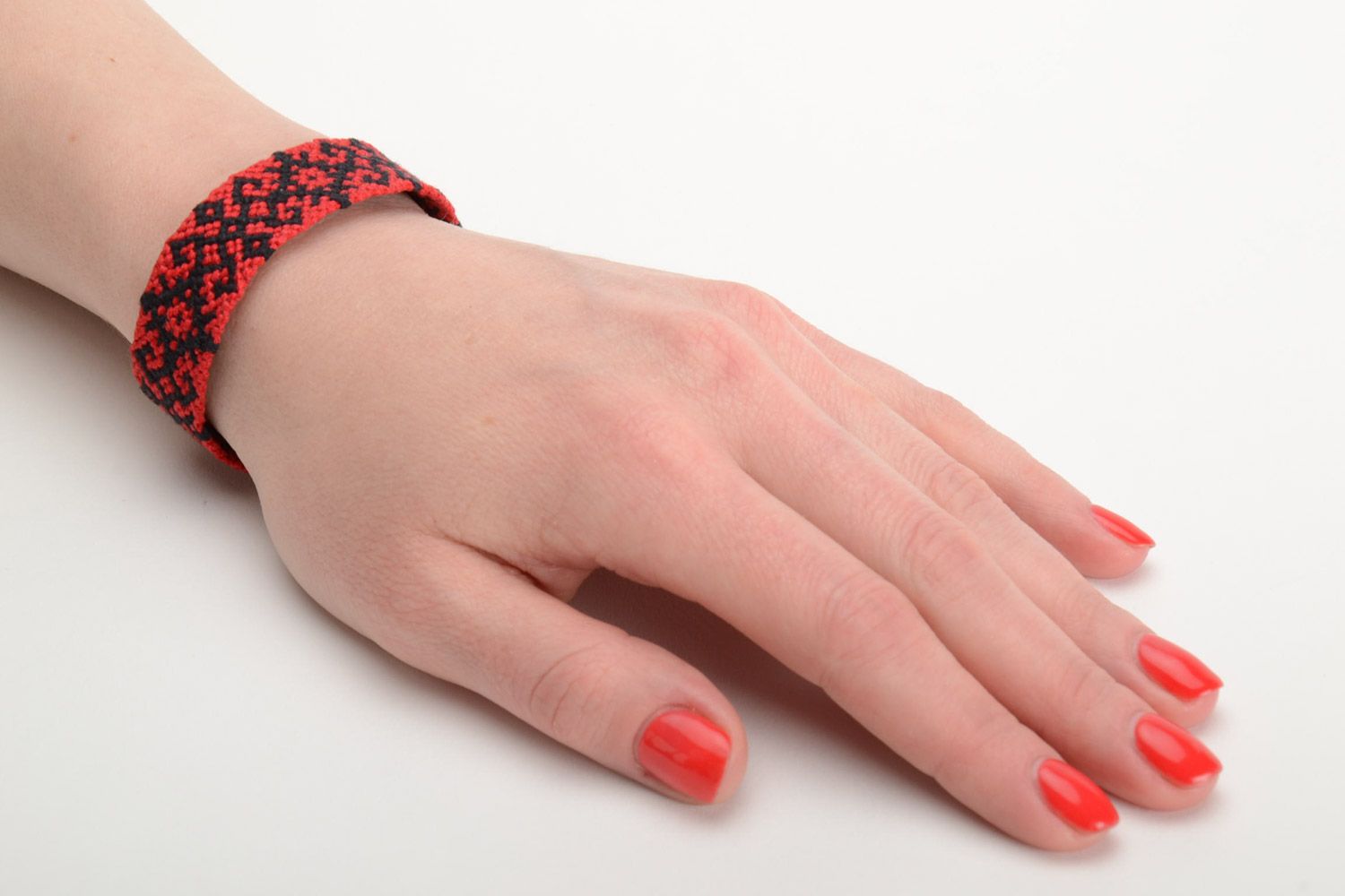 Текстильный браслет из ниток наручный красный с черным орнаментом ручная работа фото 5