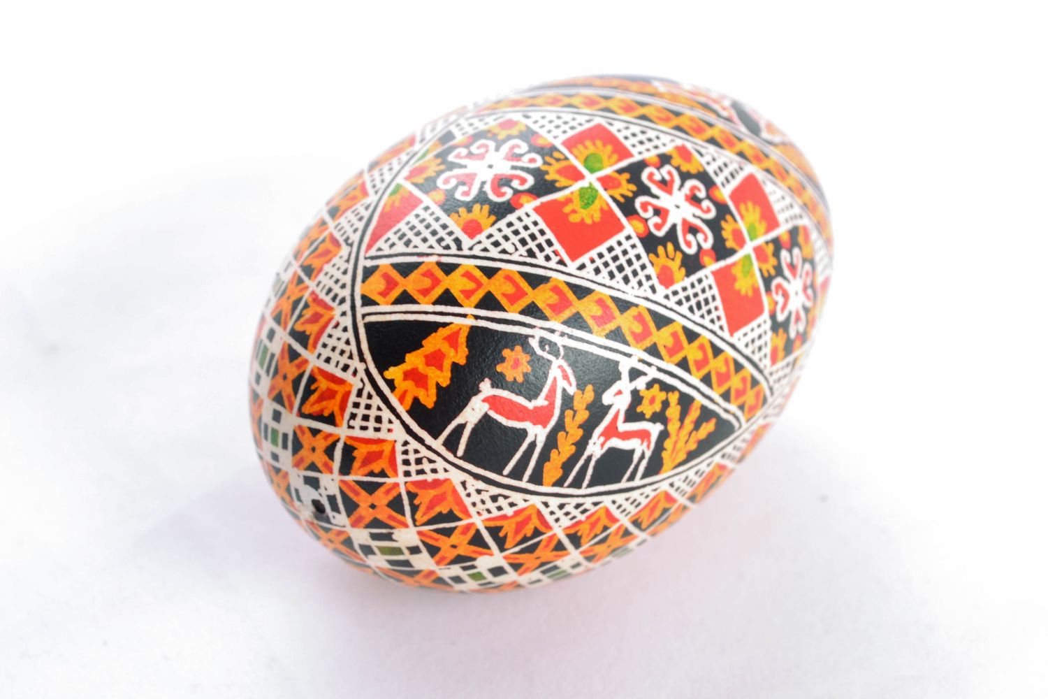 Huevo decorativo hecho a mano con la pintura  foto 3