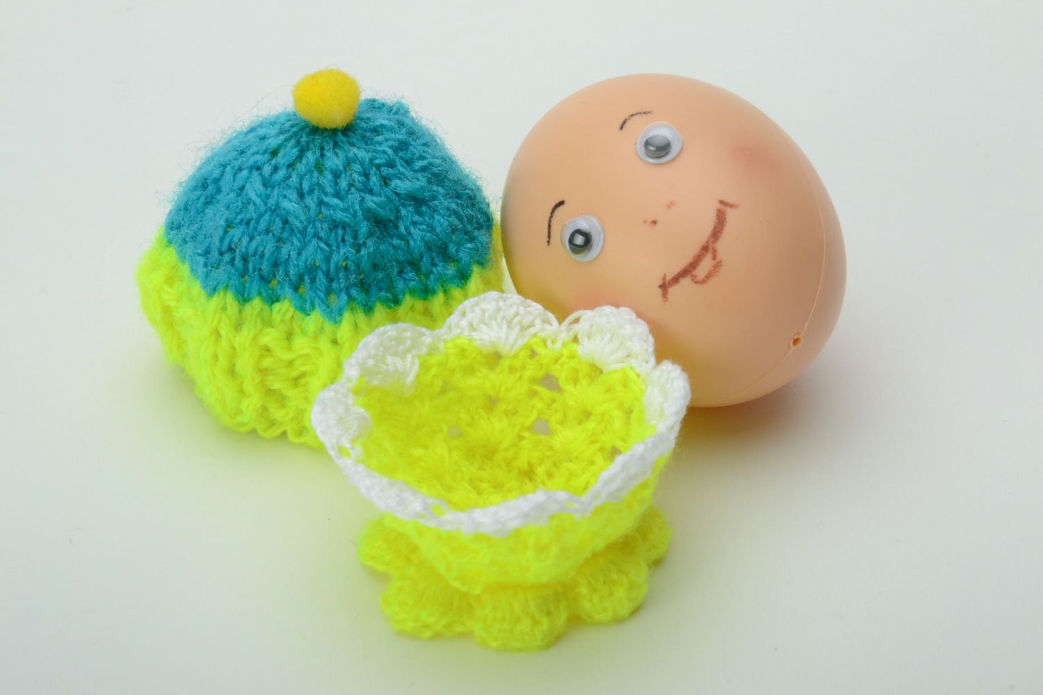Пасхальная декорация вязаная подставка и шапочка для яйца  фото 3