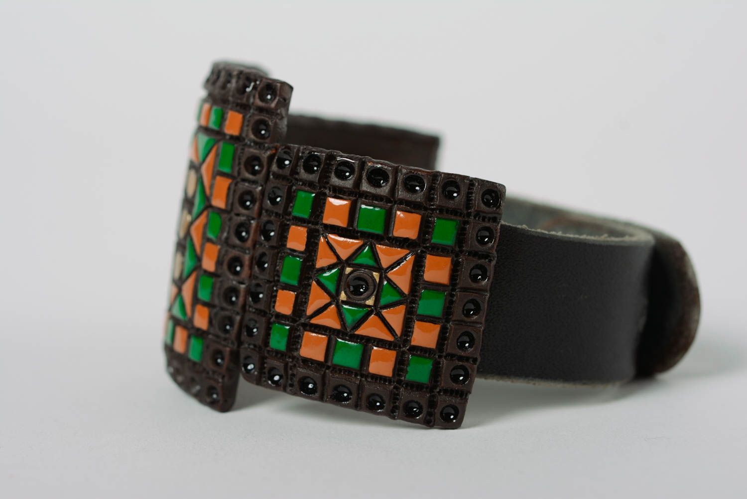 Large bracelet fait main terre cuite peinte d'émail coloré et lanière cuir noir photo 4