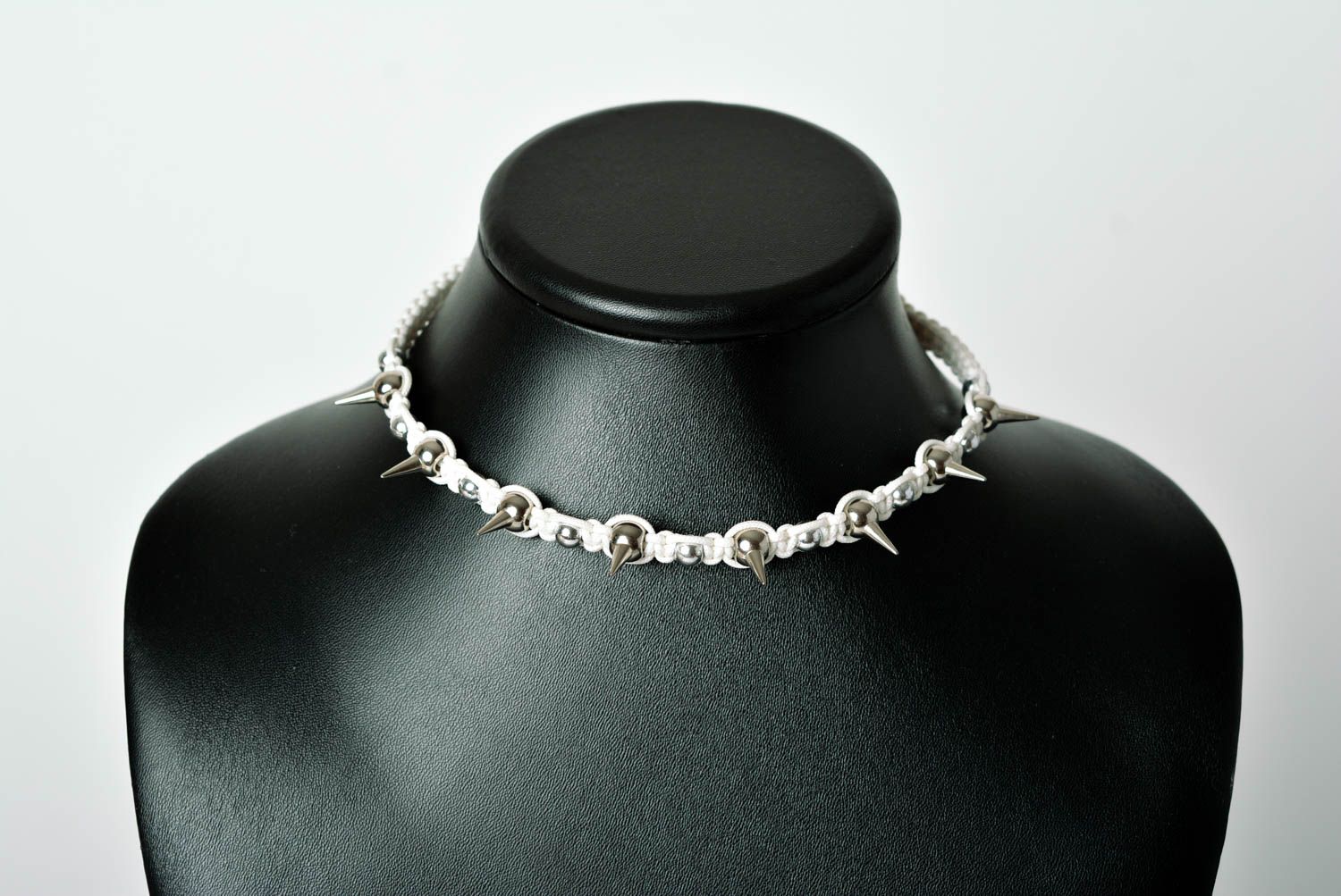 Украшения с шипами ручная работа набор браслет из шнура ожерелье с шипами белые фото 3