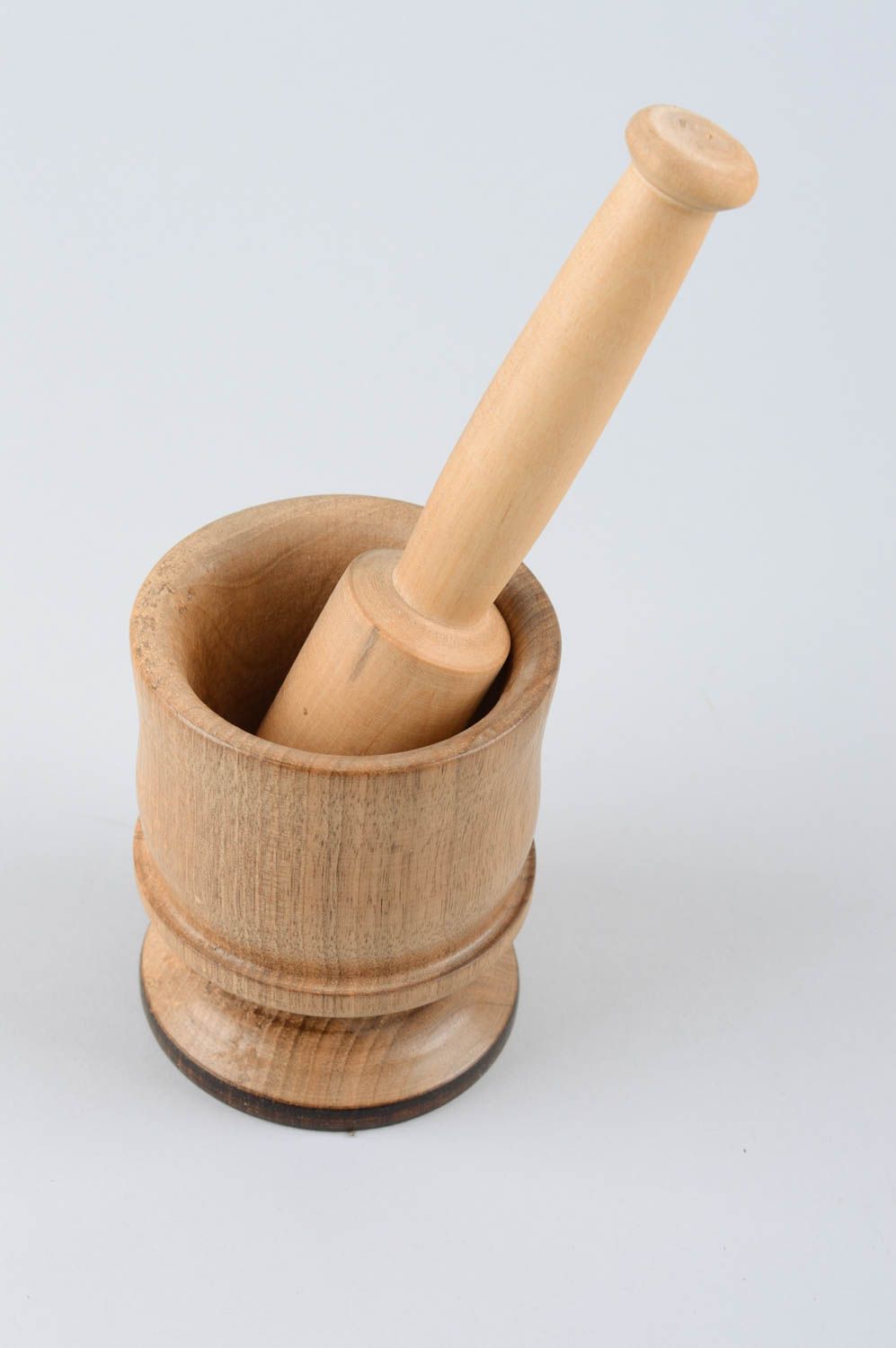 Mortero con pistilo de madera artesanal elemento decorativo utensilio de cocina foto 2