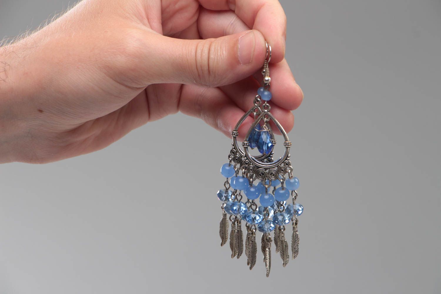 Boucles d'oreilles pendantes en métal et perles de verre bleues faites main photo 5