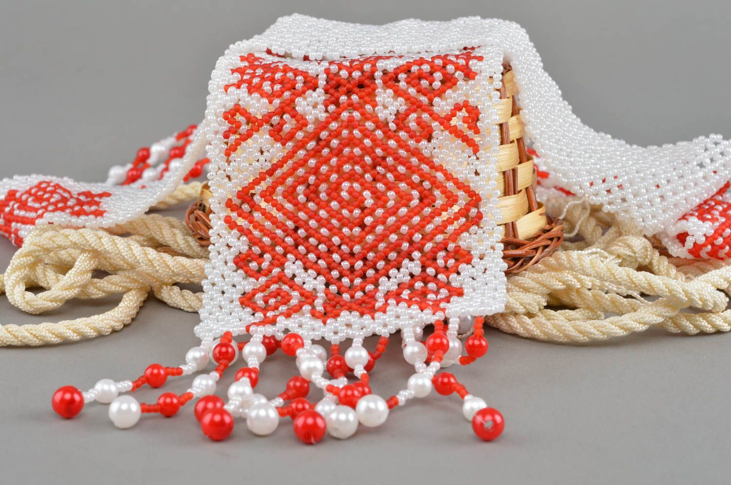 Collier en perles de rocaille blanc rouge large long large frange fait main photo 1