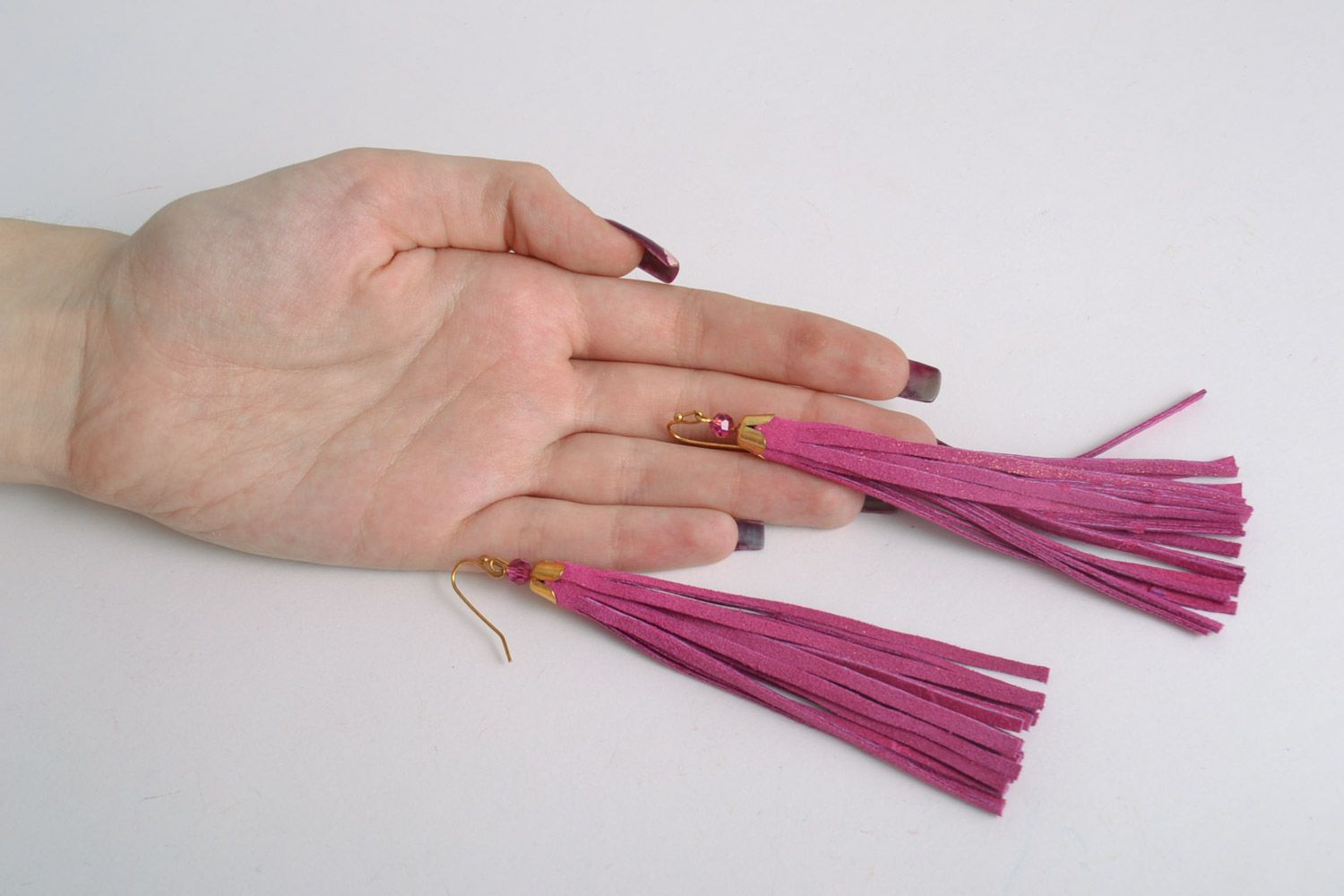 Pendientes largos con fleco de gamuza natural rosados hechos a mano foto 2