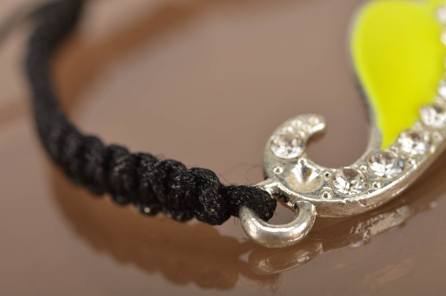 Плетеный браслет на руку из черного вощеного шнура ручной работы Желтые усы фото 5
