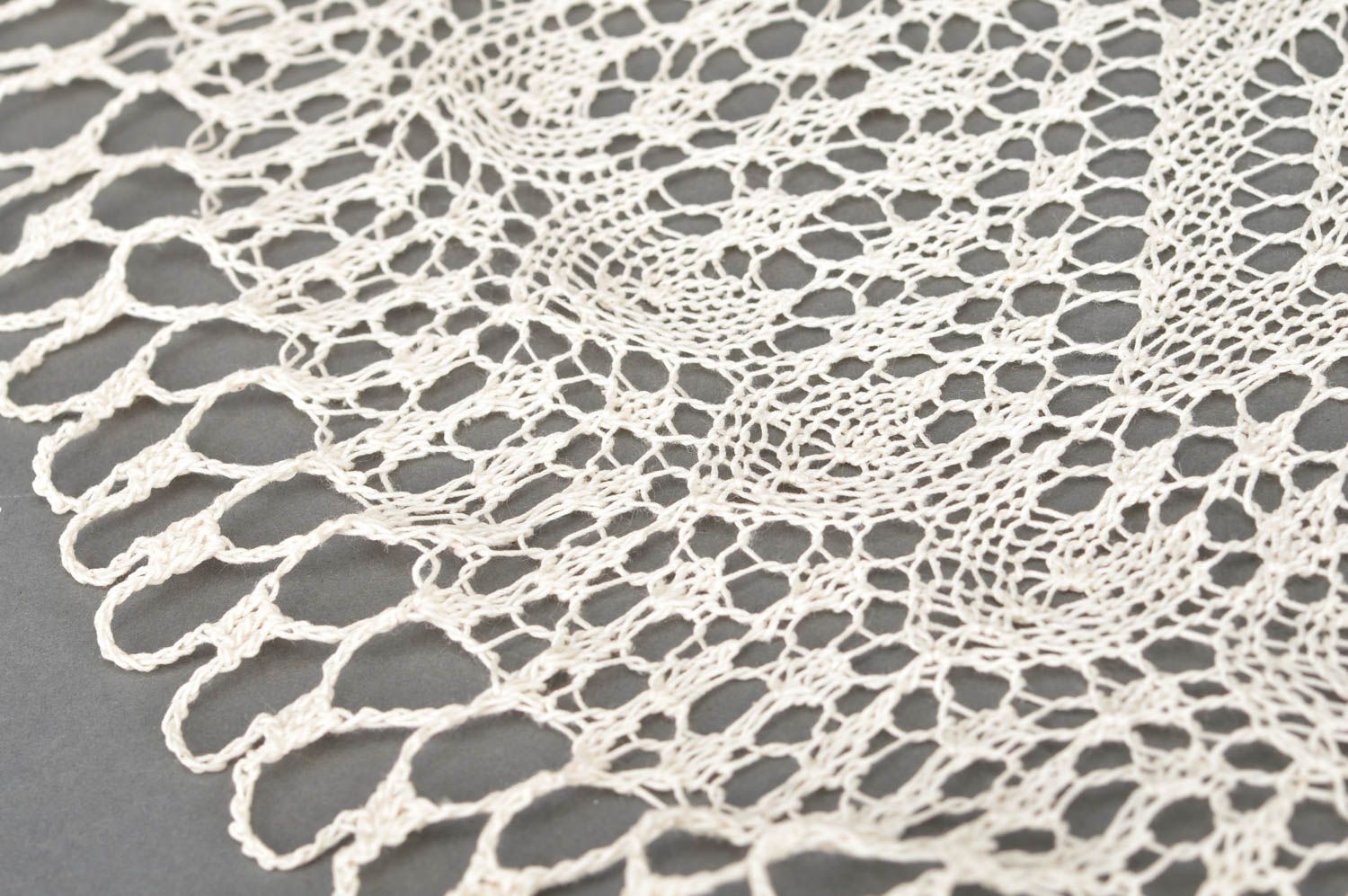 Декоративная салфетка на стол из хлопка крючком ручной работы кремовая круглая фото 3