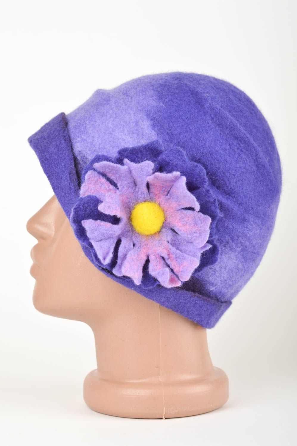 Bonnet laine fait main Chapeau chaud avec fleur tons lilas Vêtement femme photo 3