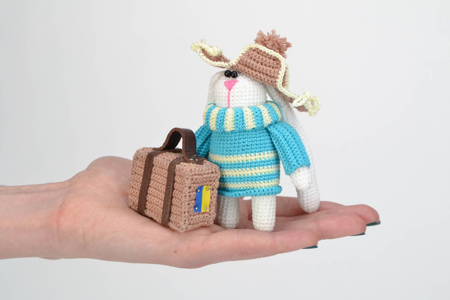 Gehäkeltes Kuscheltier Hase im Hut mit Koffer handmade für Kinder und Haus Dekor foto 2