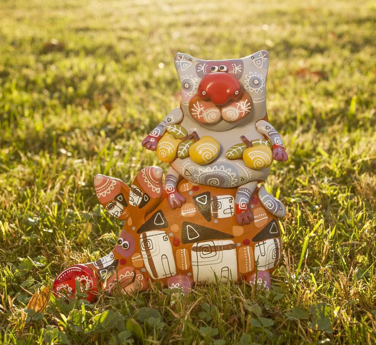 Estatueta de cerâmica de interiores Gato com maçãs montado em um porco foto 1
