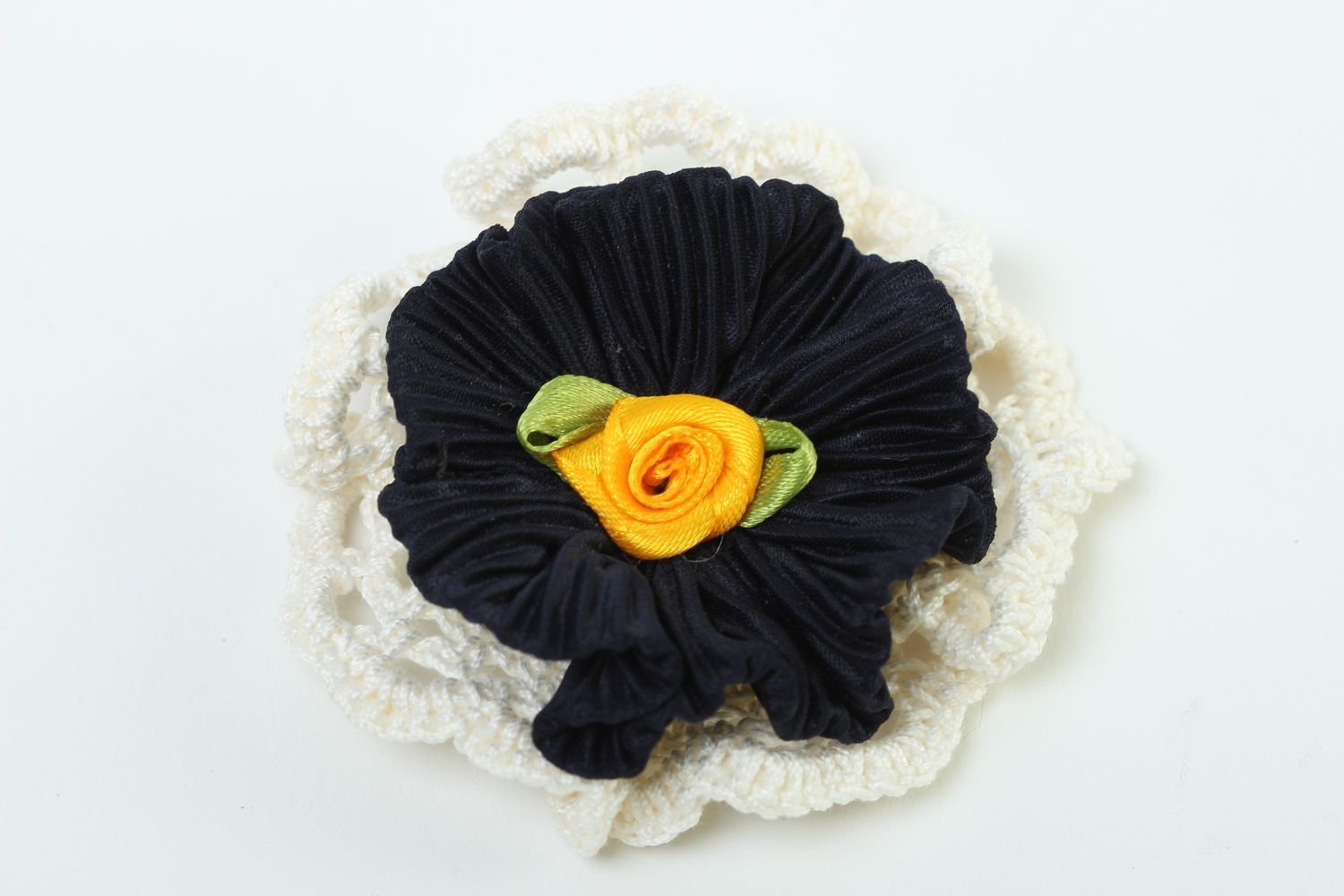 Accesorio para hacer bisutería artesanal flor tejida al crochet regalo original foto 2