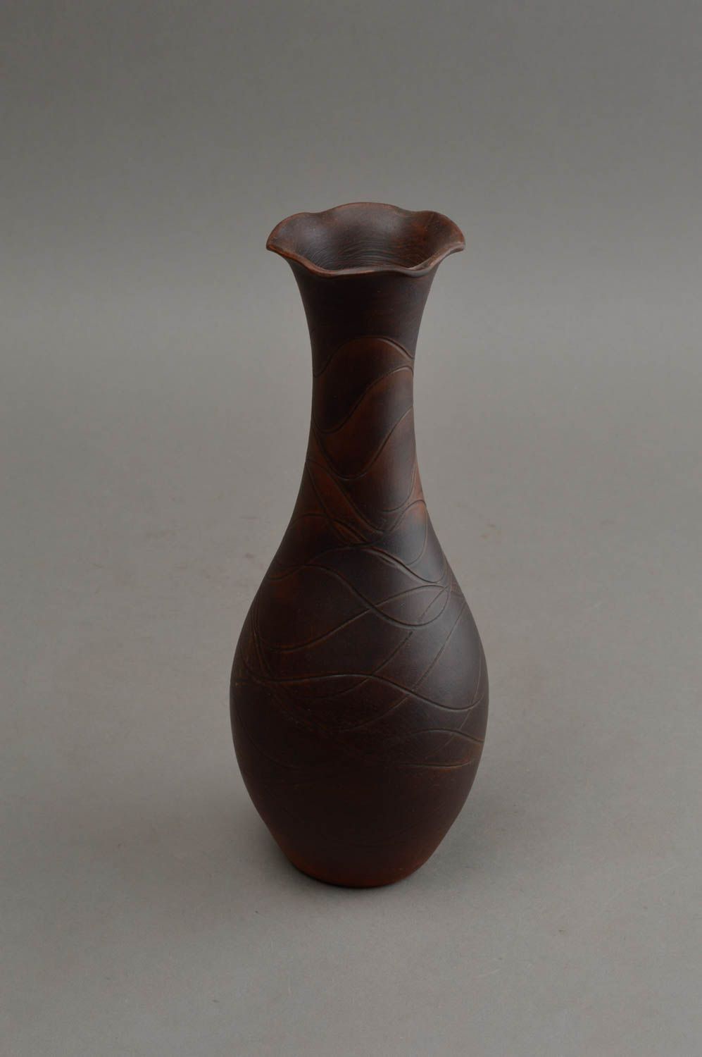 Vase décoratif fait main long en céramique brun foncé original pour intérieur photo 3