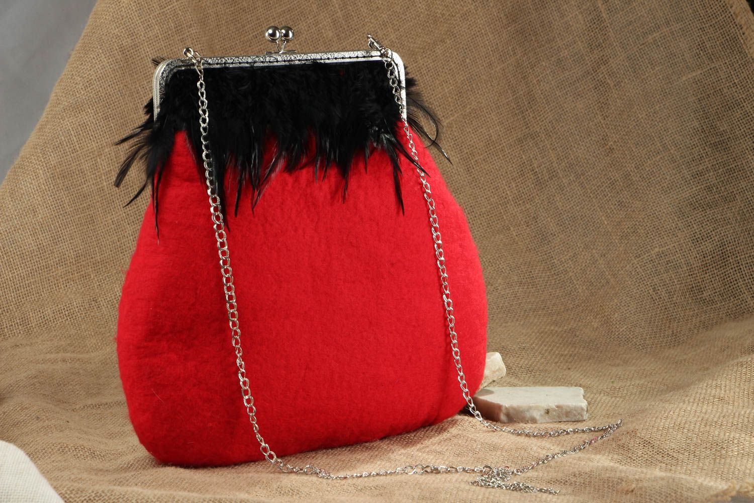 Wool shoulder bag with chain and feathers photo 5