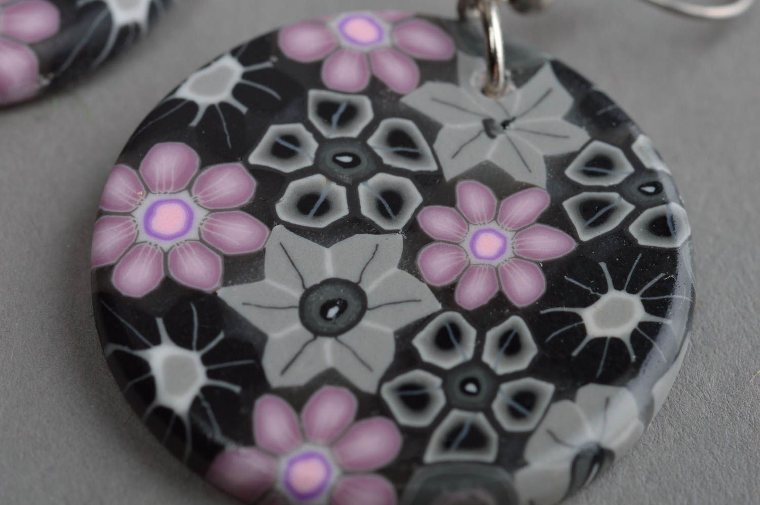 Boucles d'oreilles en pâte polymère rondes noires à motif floral faites main photo 5