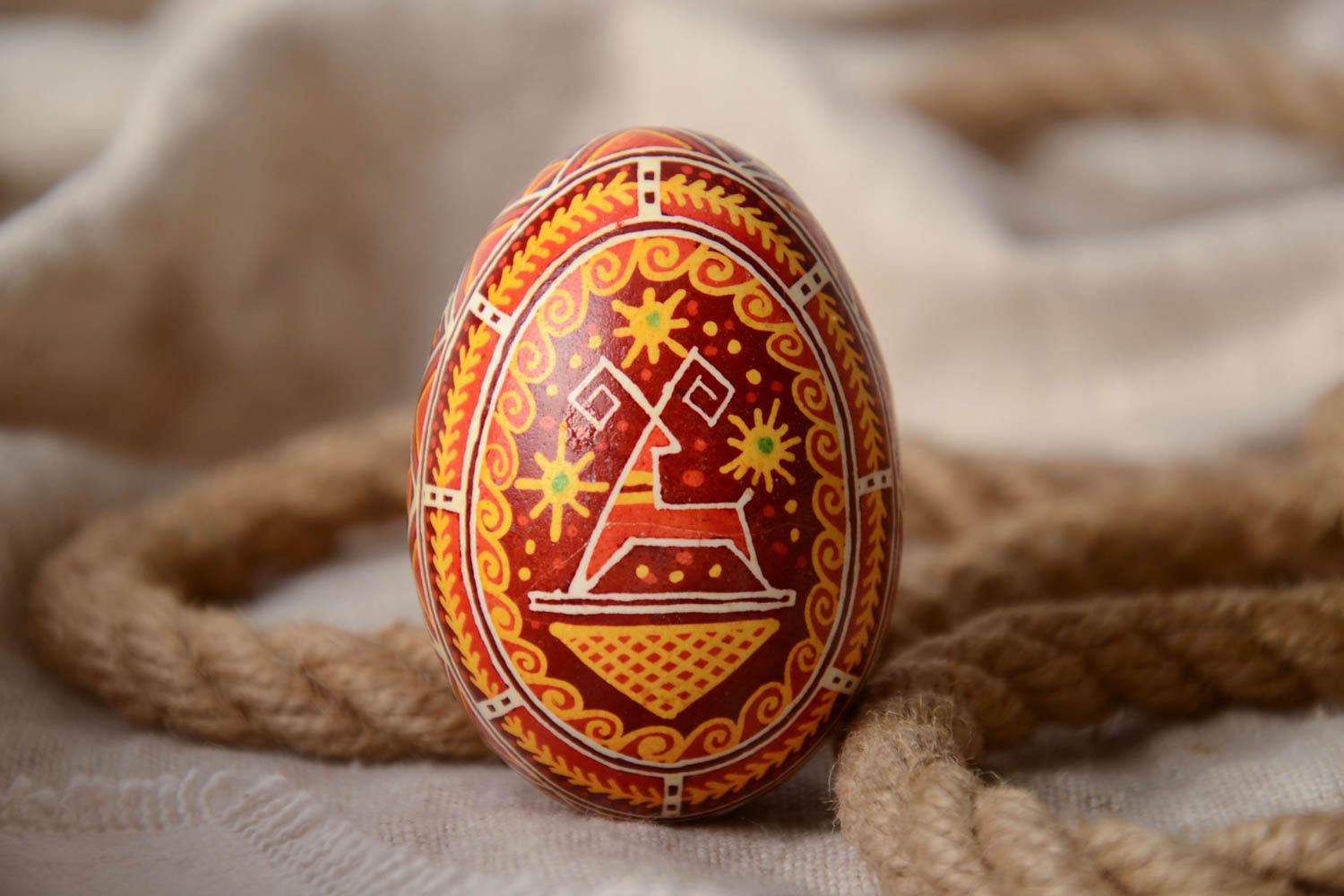 Huevo decorativo de Pascua artesanal pintado a mano en la técnica de cera foto 1