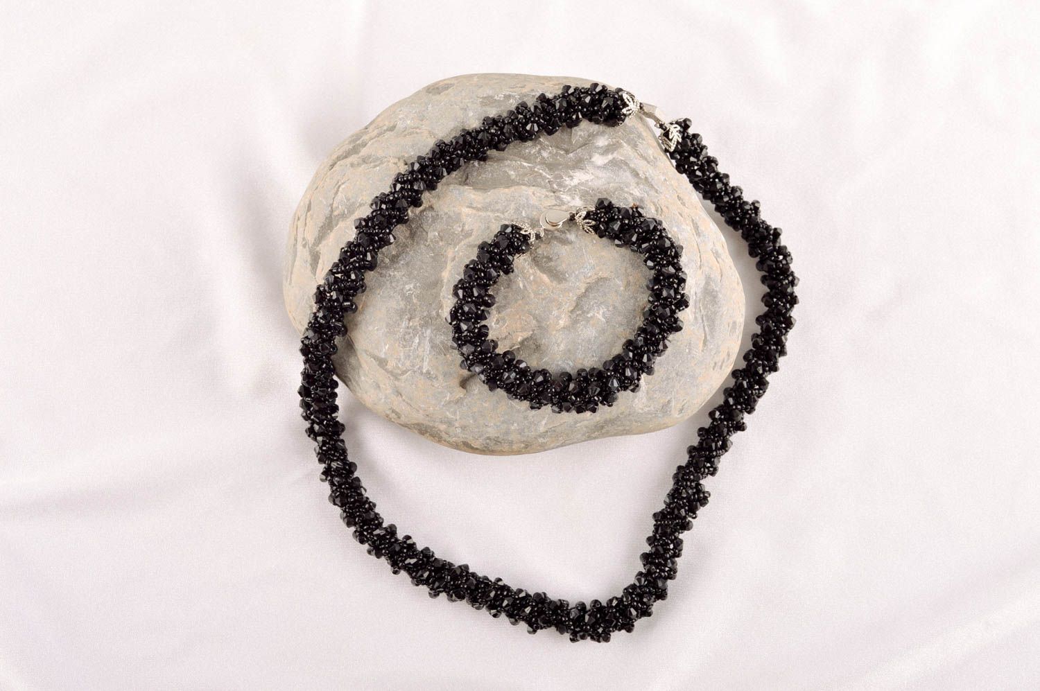 Parure collier bracelet Bijoux faits main noirs perles de rocaille Cadeau femme photo 1