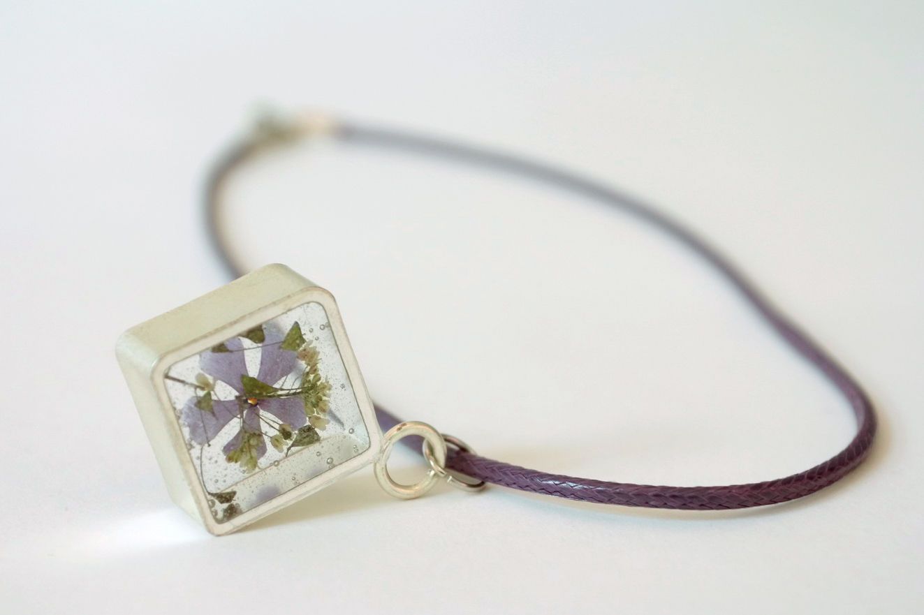 Pendant with flower and epoxy photo 2