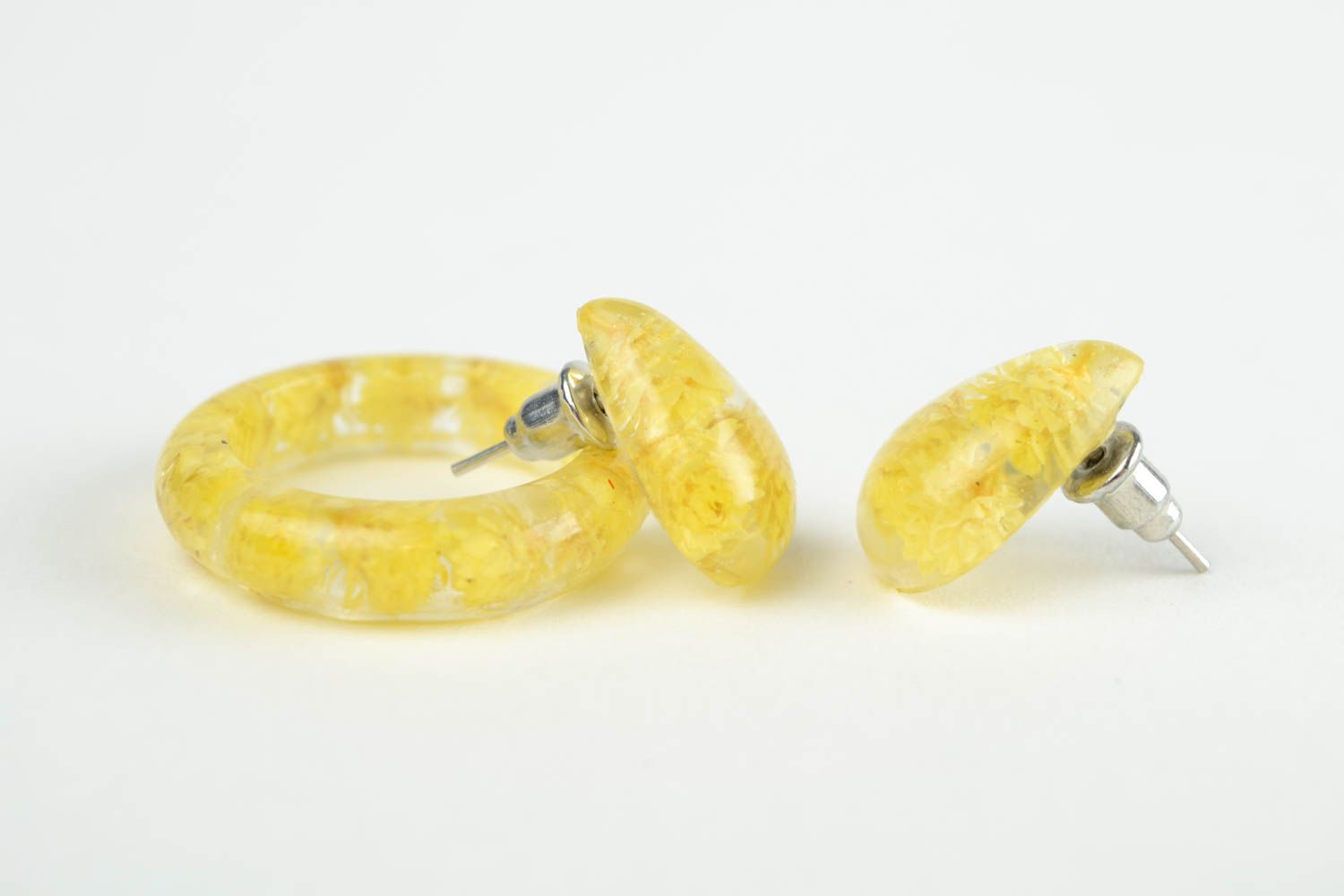 Boucles d'oreilles jaunes Bague faite main Bijoux femme résine époxy clous photo 5