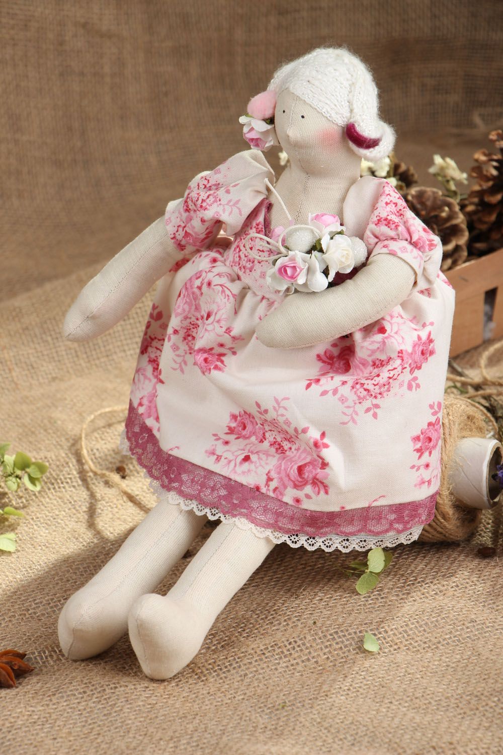 Тканевая кукла Пышка с букетом фото 4