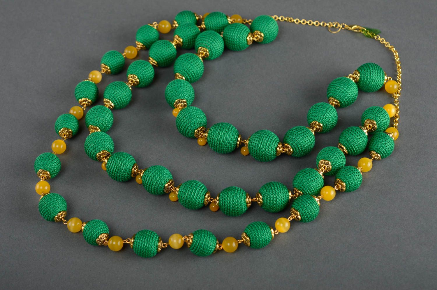 Collier tricoté au crochet fait main vert en fils cotonniers et perles fantaisie photo 1