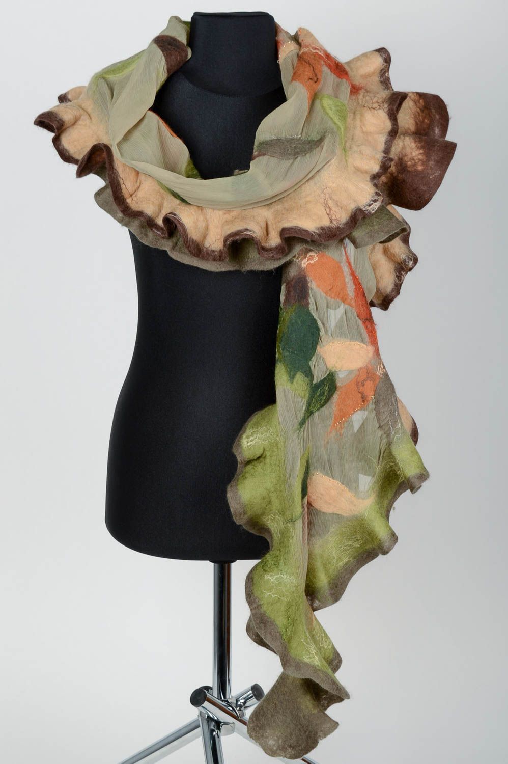 Оригинальный шарф в технике валяния из шерсти ручной работы симпатичный фото 1