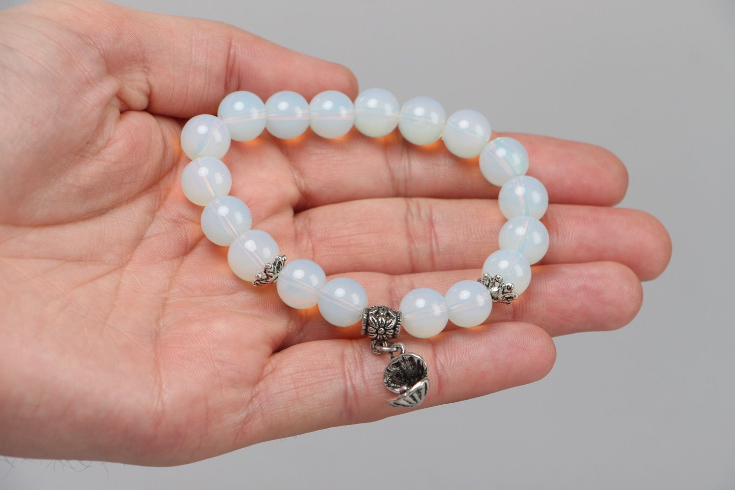 Handgemachtes enges schönes durchsichtiges Damen Armband mit Mondstein Perlen foto 3