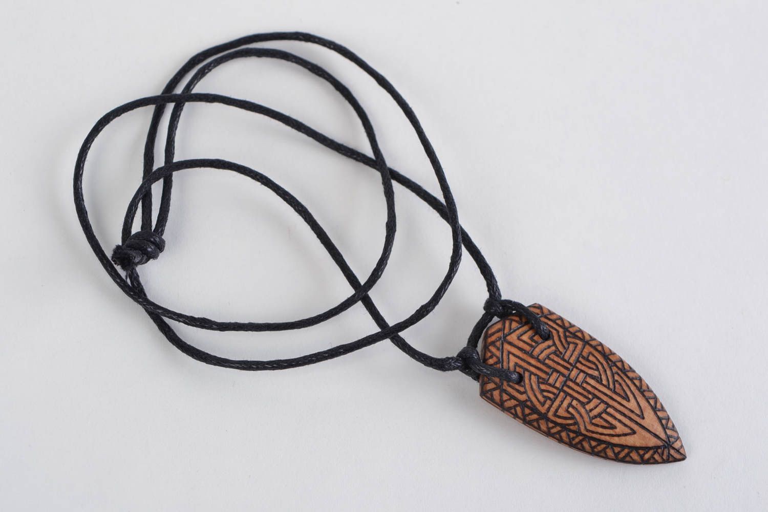 Joli pendentif fait main sur lacet en bois avec pyrogravure unisexe bijou photo 1