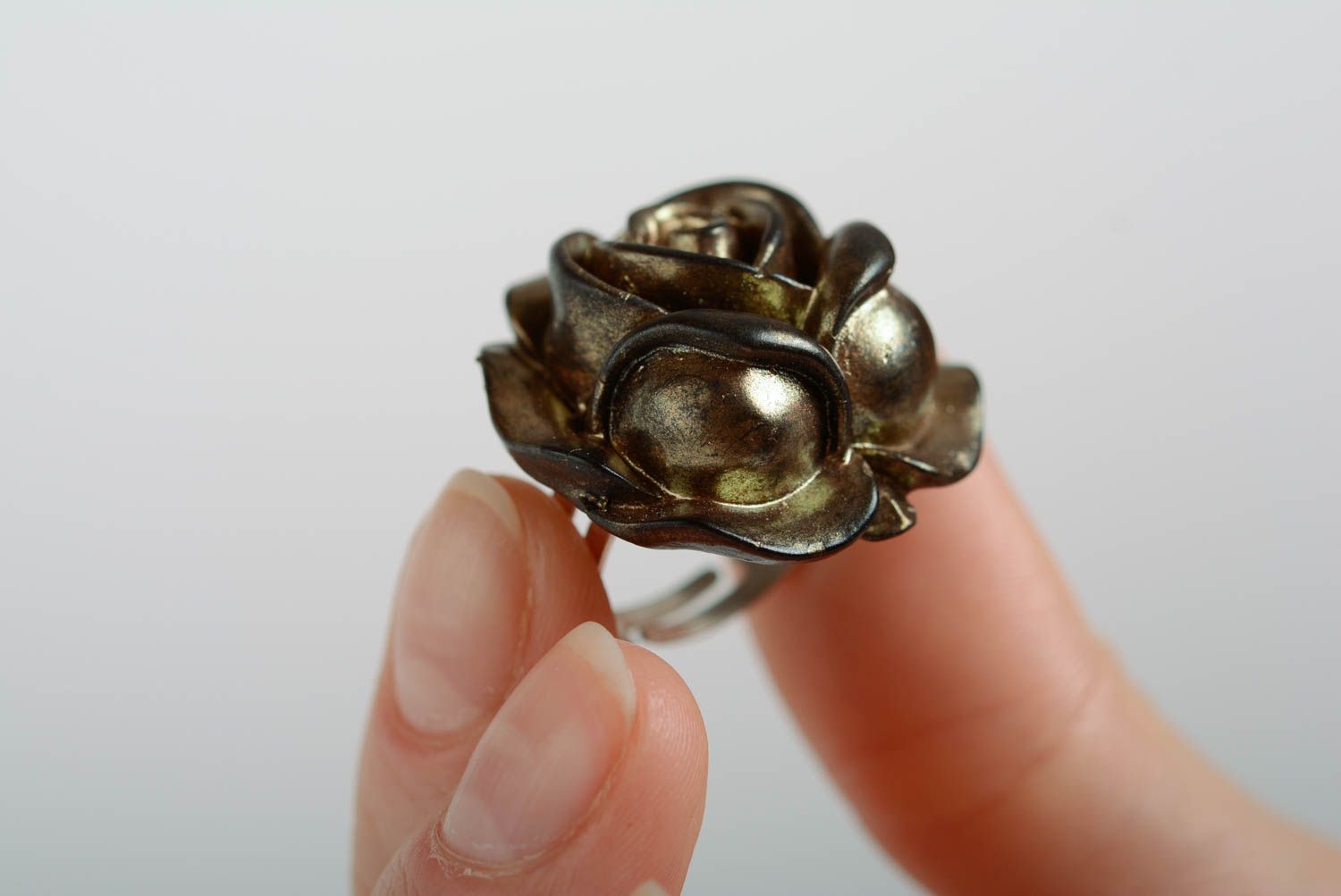 Ungewöhnlicher brauner Ring aus Polymerton in Form der Rose künstlerische Handarbeit foto 5
