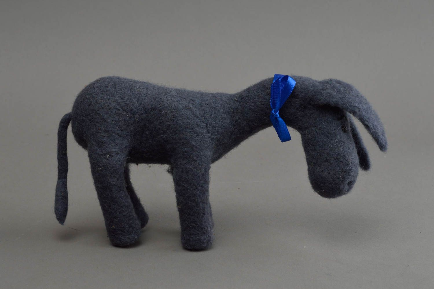 Peluche âne bleu foncé en laine feutrée faite main originale pour enfant photo 2