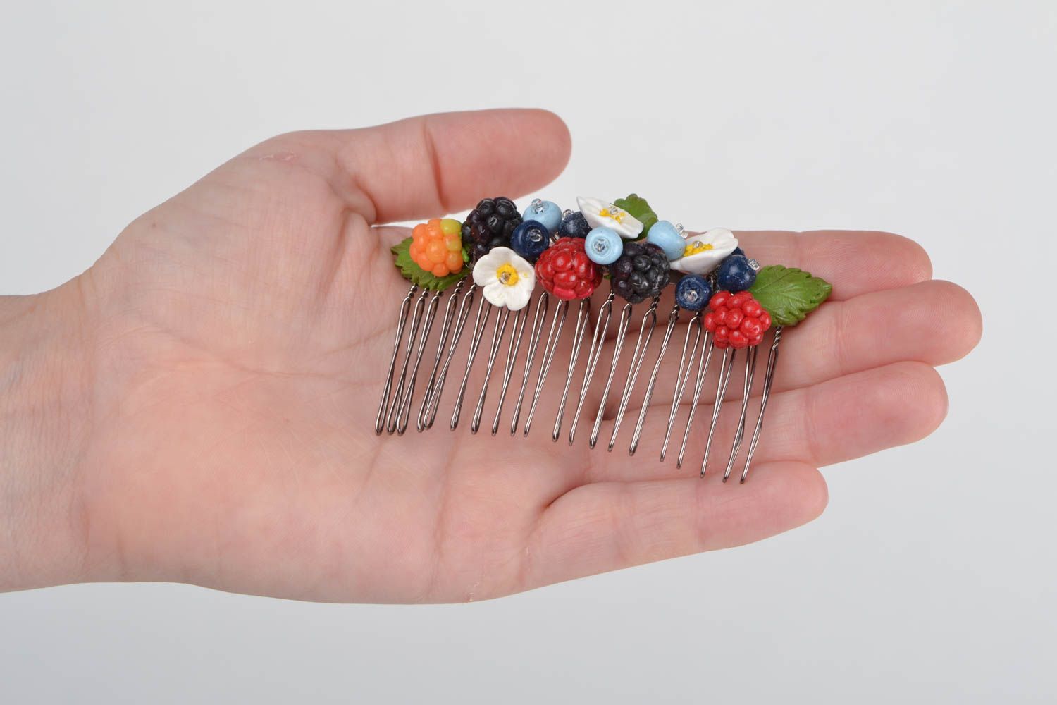 Schöner Haarkamm mit Beeren aus Polymerton handmade Schmuck für Frauen foto 2