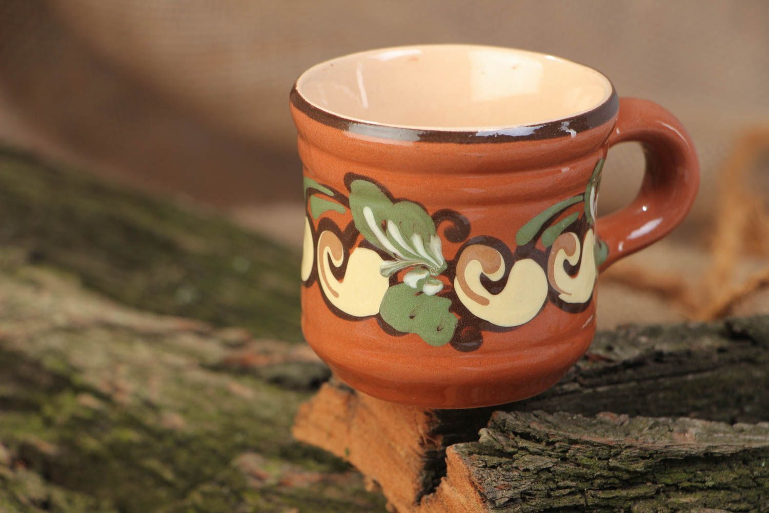 Petite tasse en céramique brun-vert peint aux motifs végétaux faite main 7 cl photo 1
