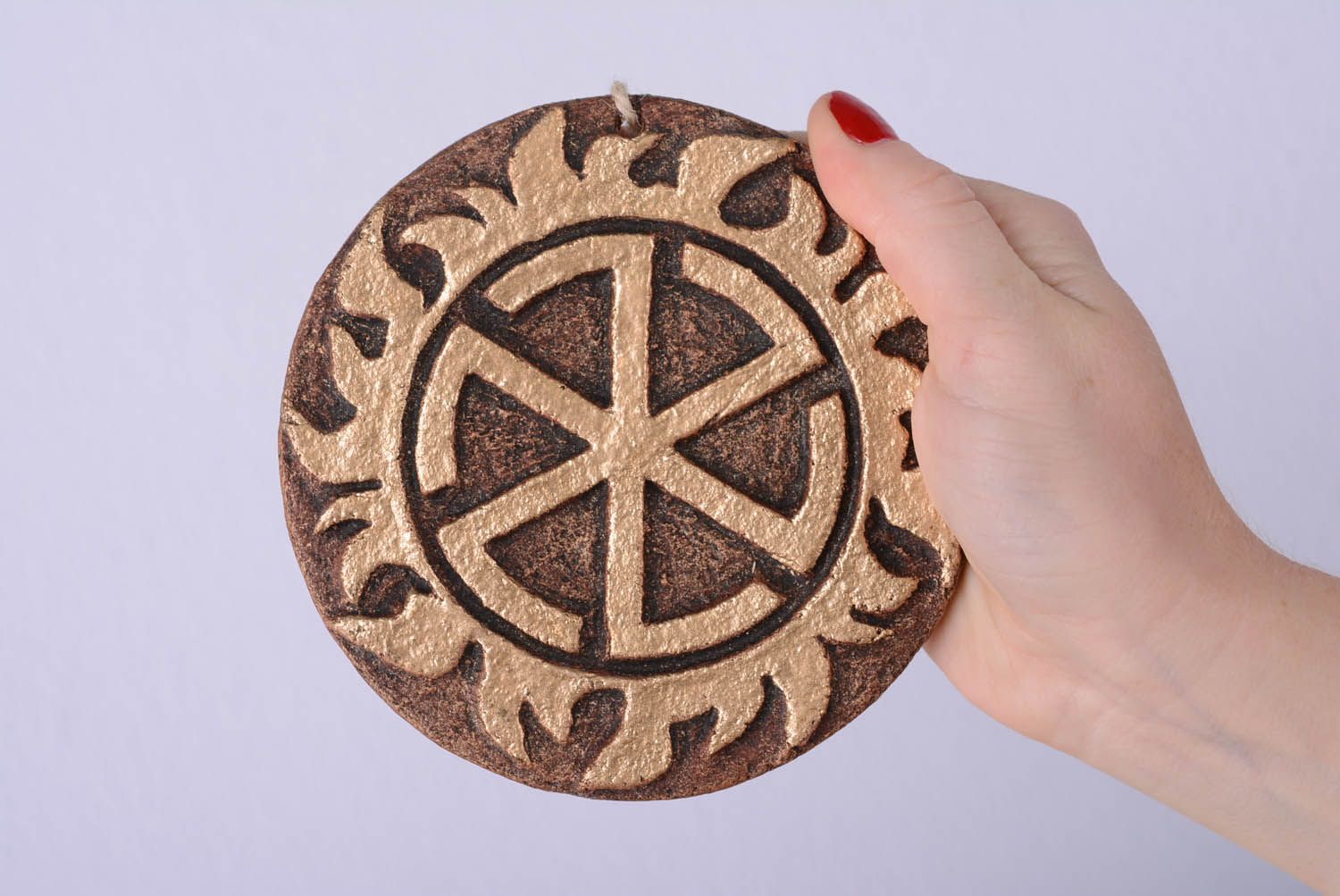 Prato -talismã redondo de argila feito à mão para decoração do interior em estilo étnico Grozovik foto 4