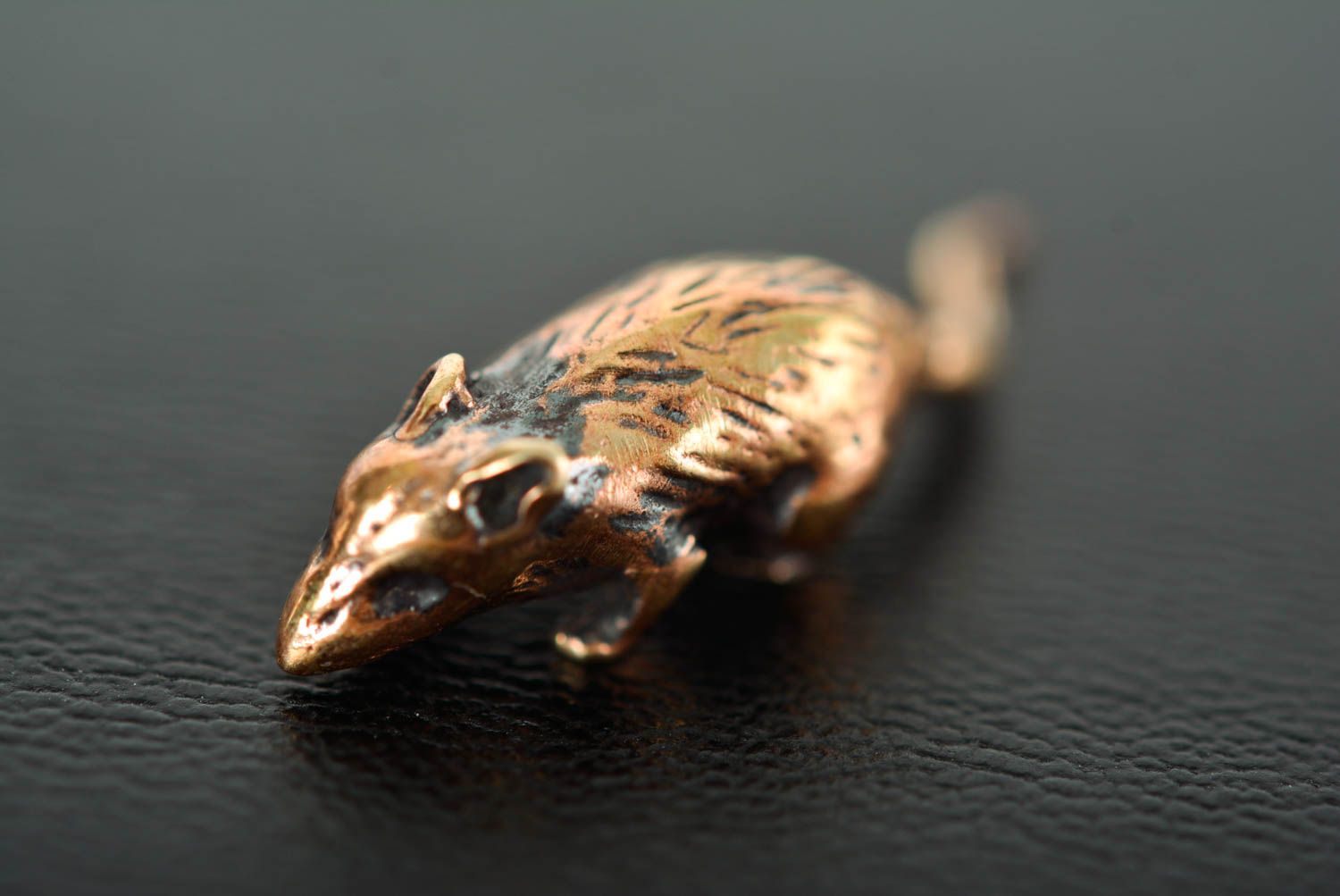 Кошелечная мышь ручной работы статуэтка из бронзы талисман на богатство фото 4
