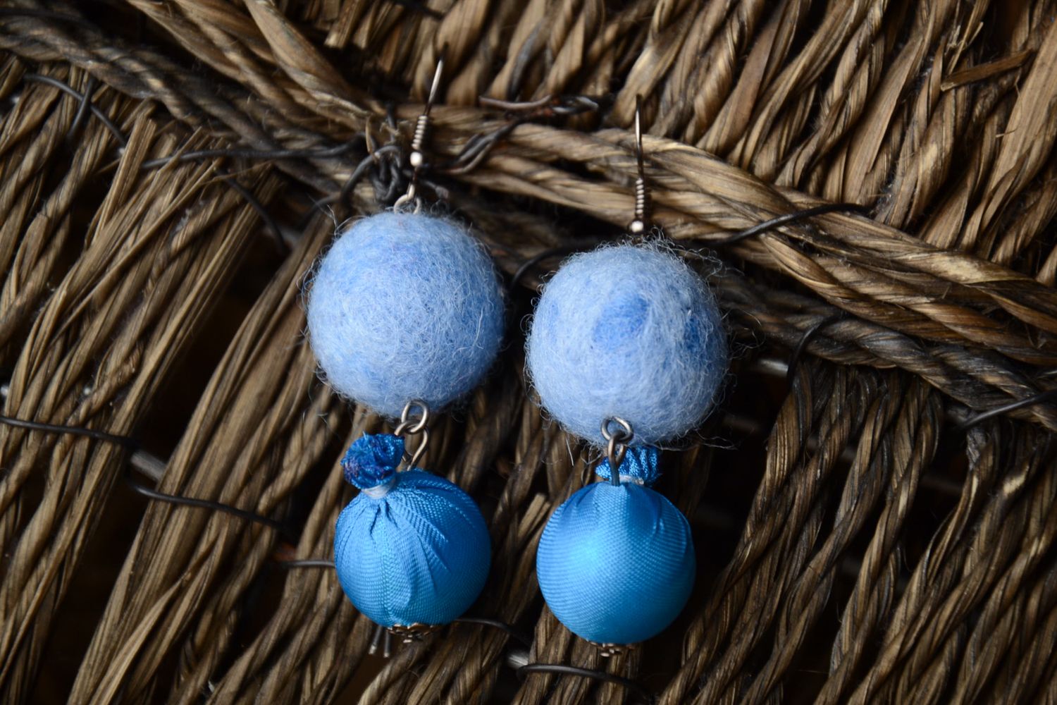 Boucles d'oreilles en laine feutrée bleues  photo 1
