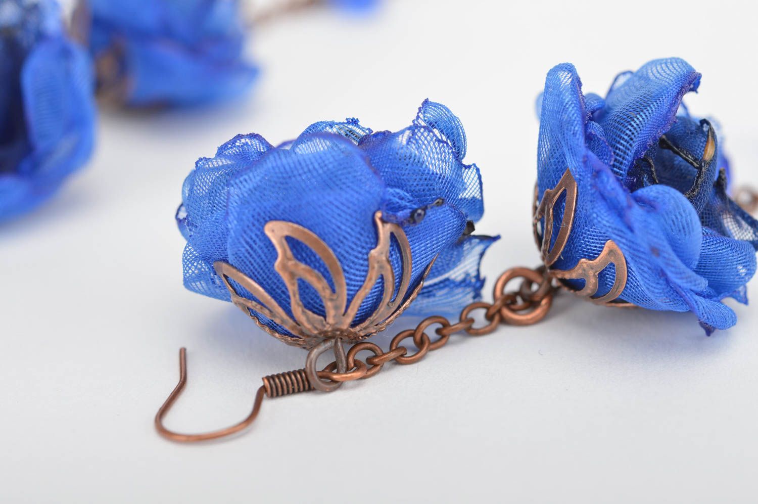 Ohrringe aus Stoff handgemachter Schmuck Damen Armband in Blau elegant zart foto 3