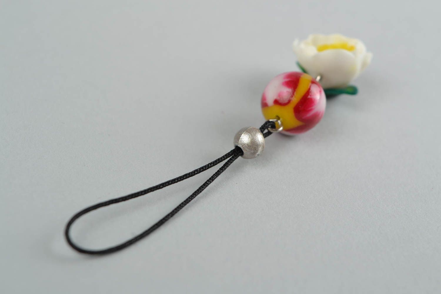 Porte-clés en pâte polymère original avec fleur et perles fantaisie fait main photo 4