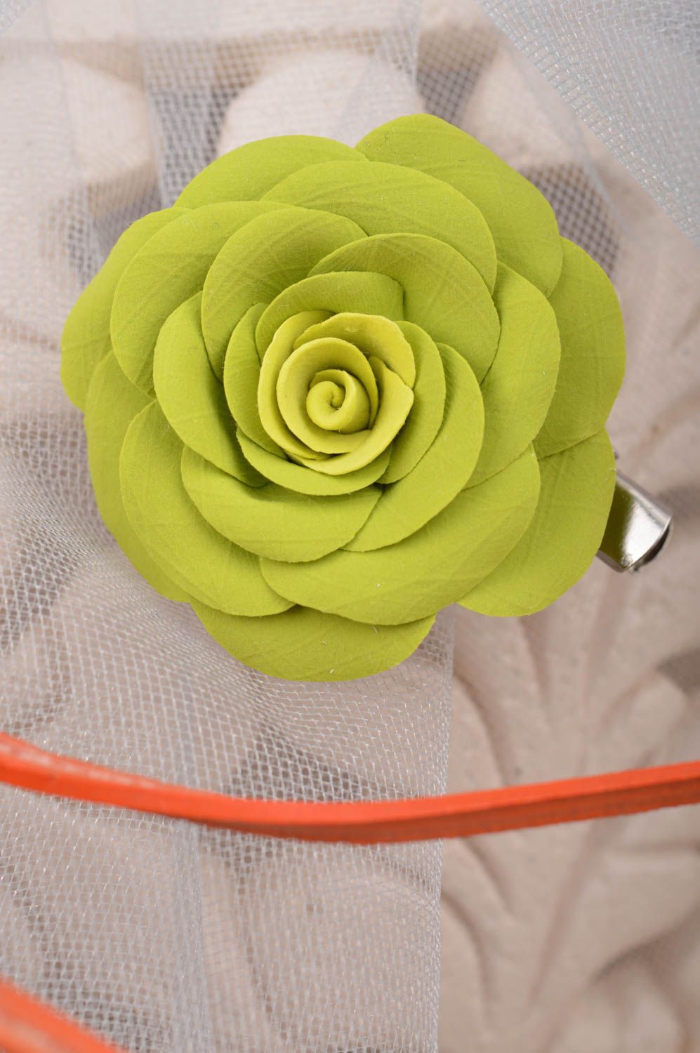 Заколка-брошь из полимерной глины в виде пышной объемной салатовой розы хэндмэйд фото 1