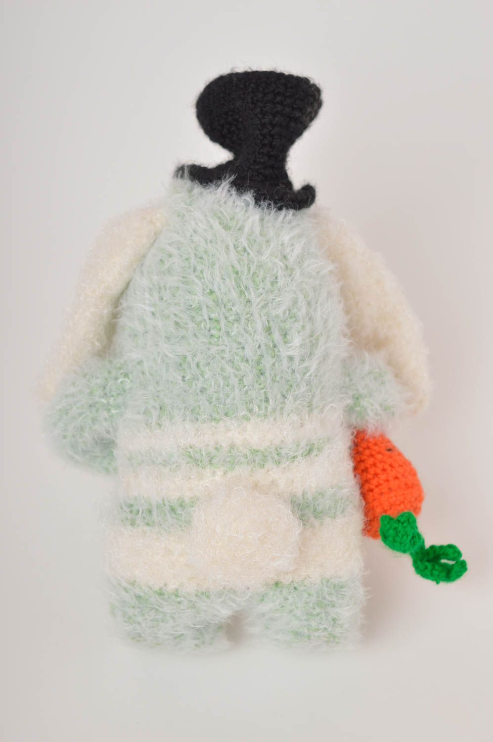 Handmade Kuscheltier Hase mit Karotte Geschenk für Kinder gehäkeltes Spielzeug foto 3