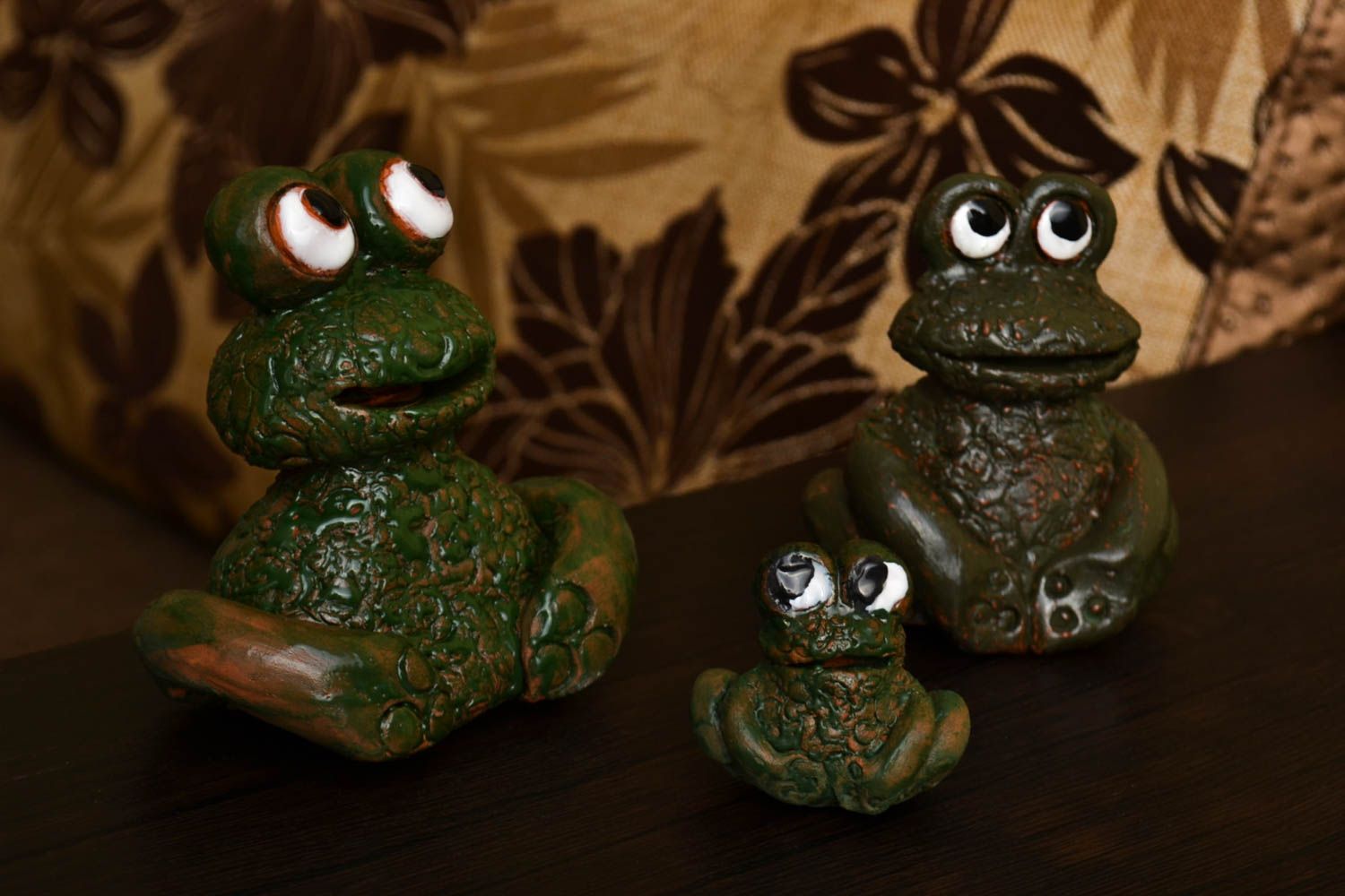 Statuine fatte a mano in ceramica set di tre ranocchie divertenti piccole
 foto 1