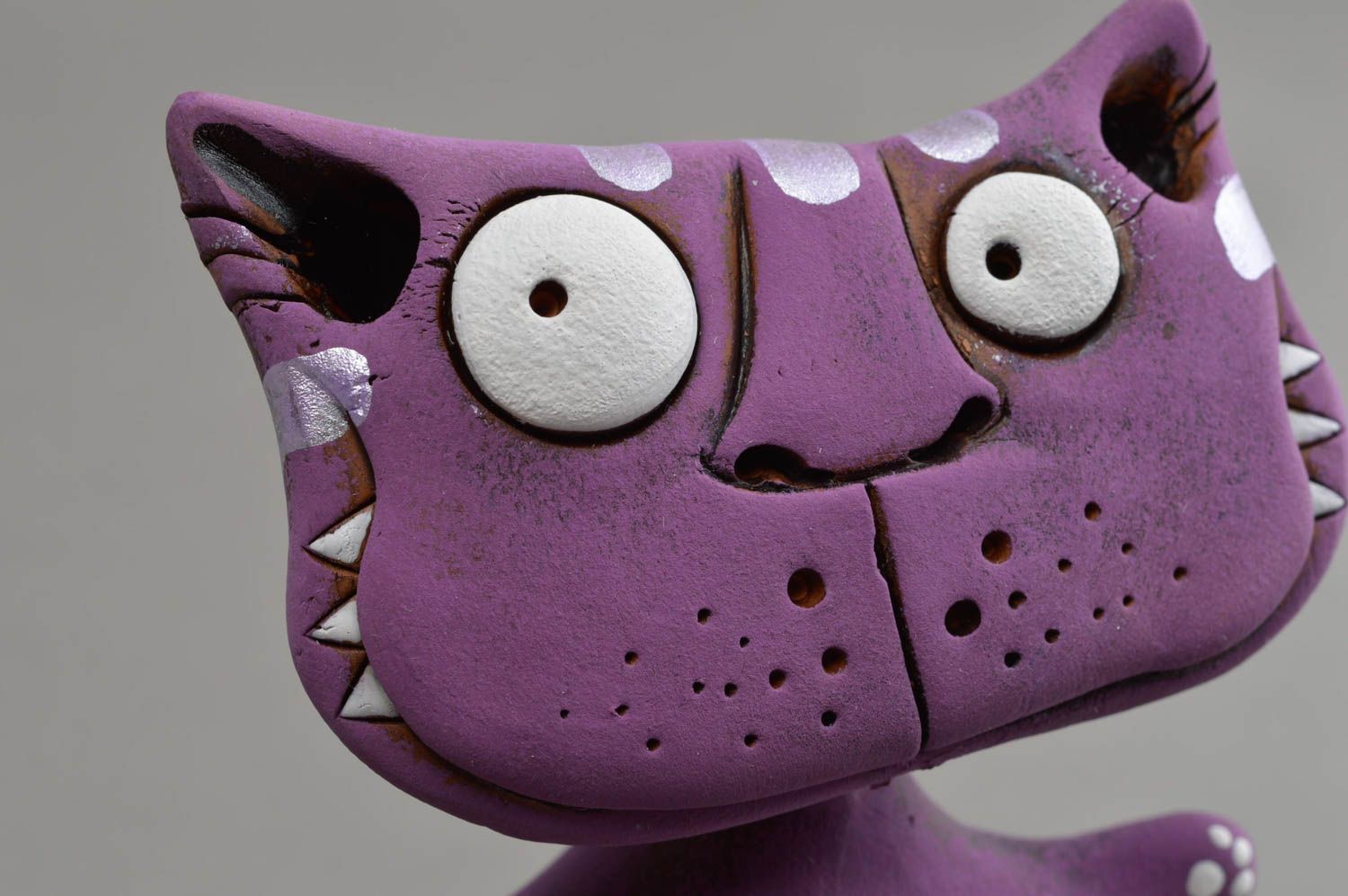 Фиолетовая глиняная статуэтка в виде кота ручной работы расписанная красками фото 4