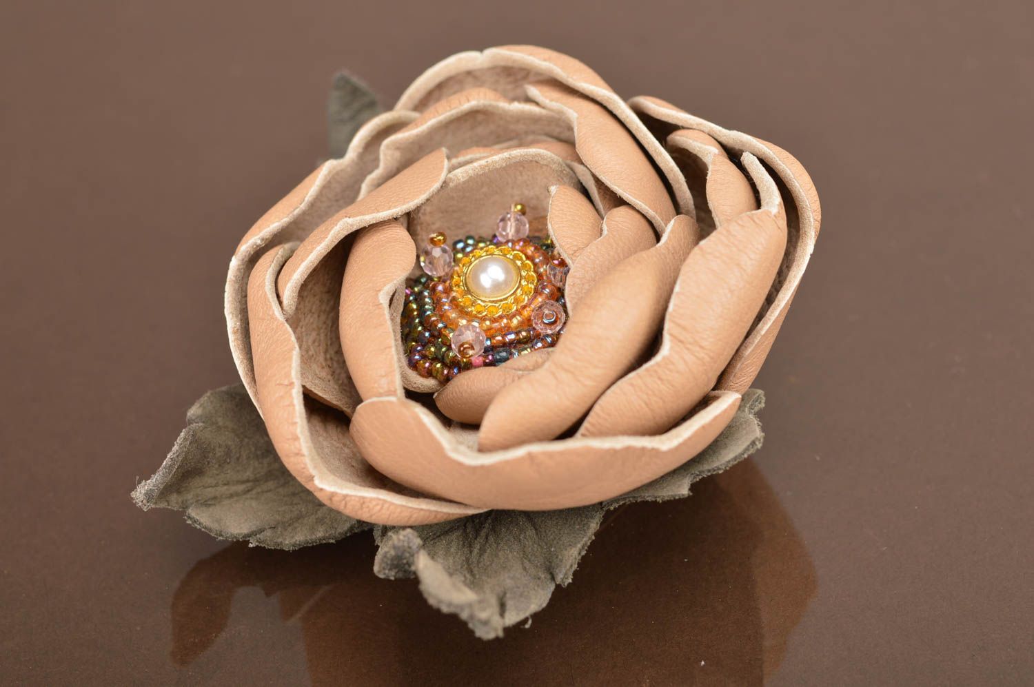 Elegante feine handgemachte Brosche aus Leder braune beige Blume mit Perle foto 2
