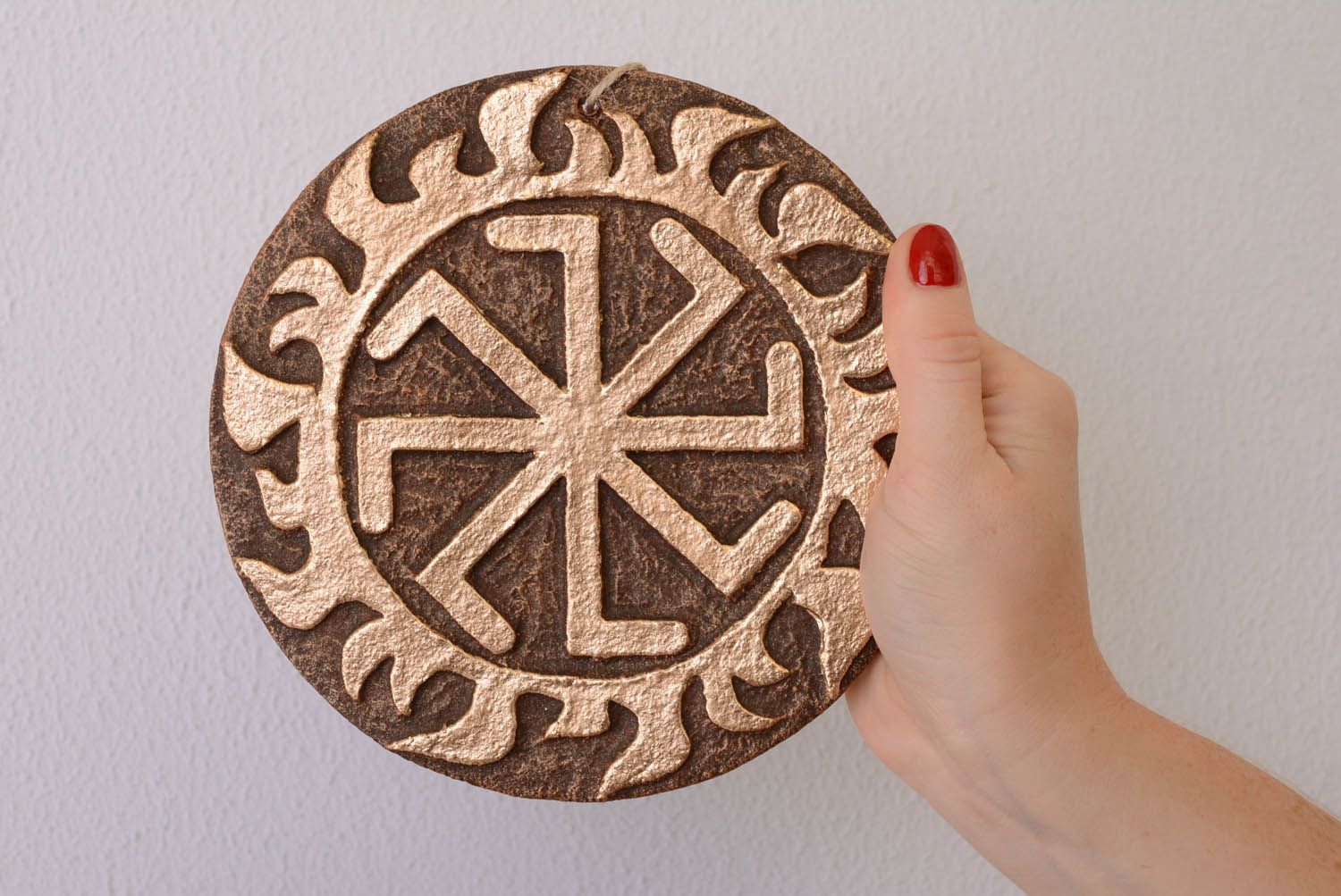 Pingente talismã decorativo de interior na forma de prato feito de argila Kolyadnik foto 4
