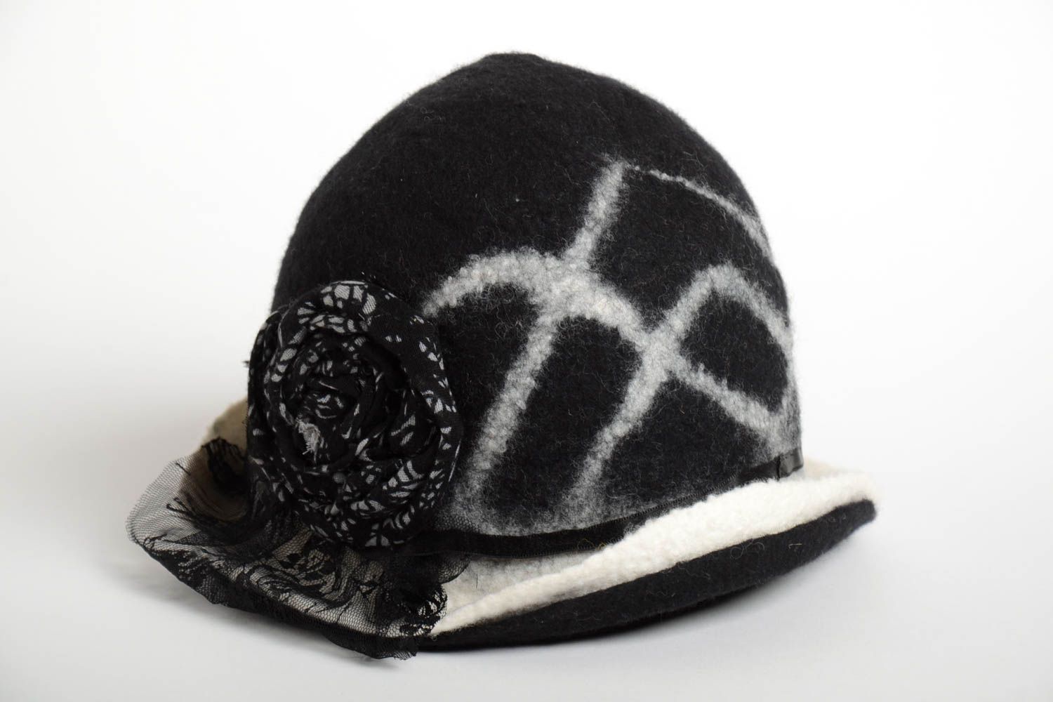 Chapeau d'hiver fait main Bonnet en laine feutrée noir et blanc Vêtement femme photo 2