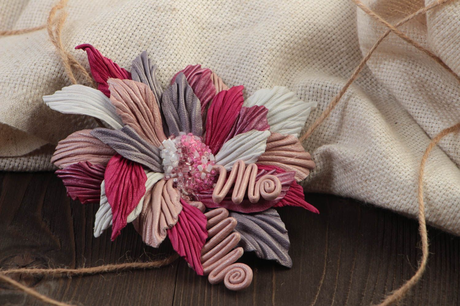 Broche barrette grande fleur en cuir naturel faite main originale gris-rose photo 1
