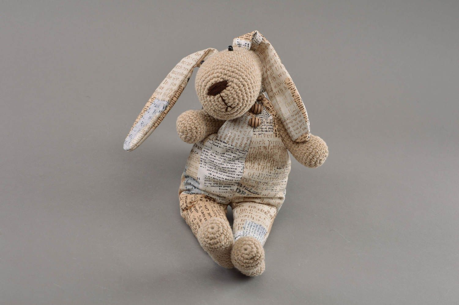 Handgemachtes Stoff Kuscheltier Hase aus Acrylgarn und Baumwolle in Grau foto 1