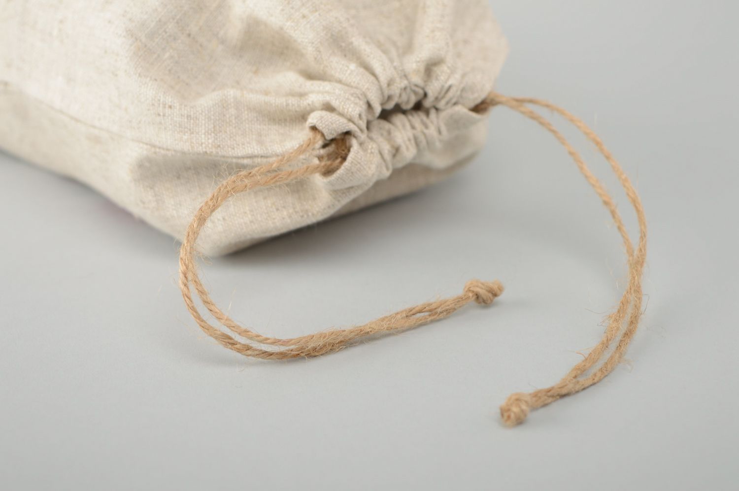 Тканевый мешочек для подарков ручной работы с вышивкой фото 3