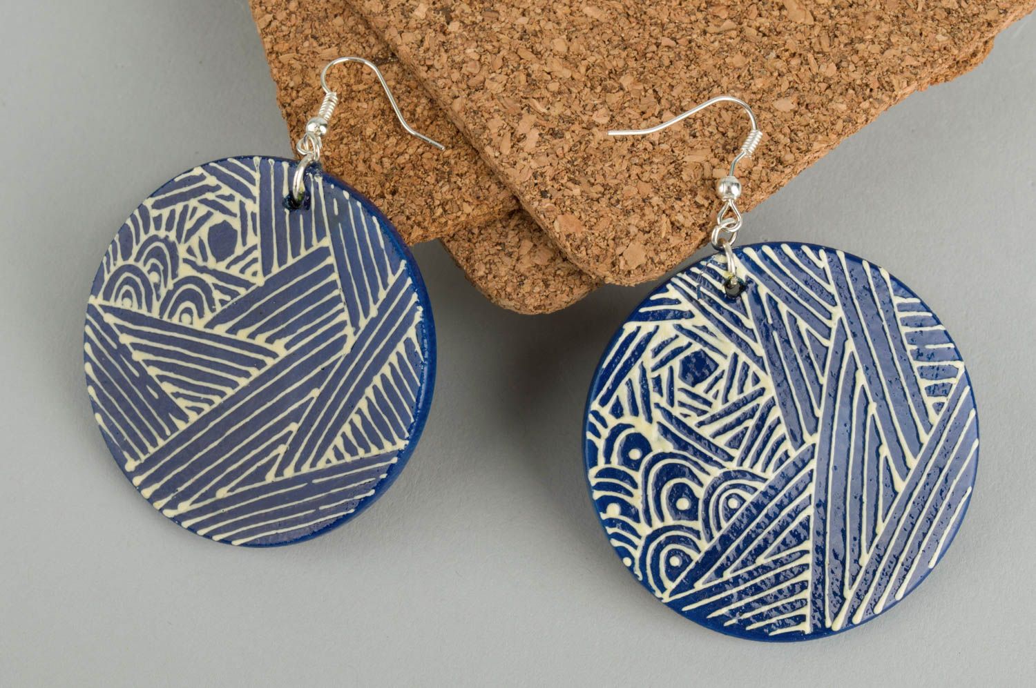 Модные серьги украшение ручной работы деревянное украшение синие с белым фото 1