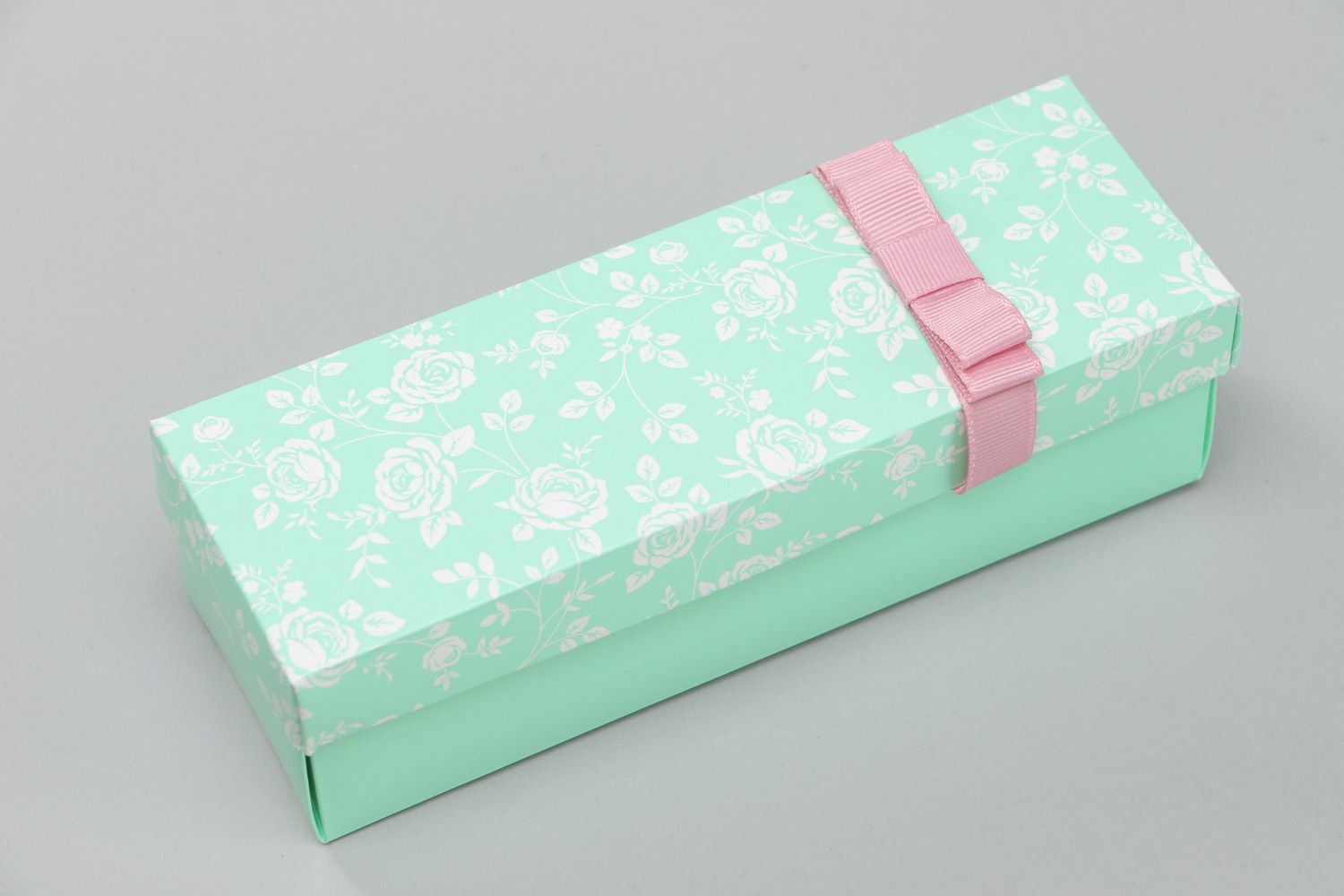 Коробка декоративная цвета мяты с нежно-розовым бантом ручной работы длинная фото 3