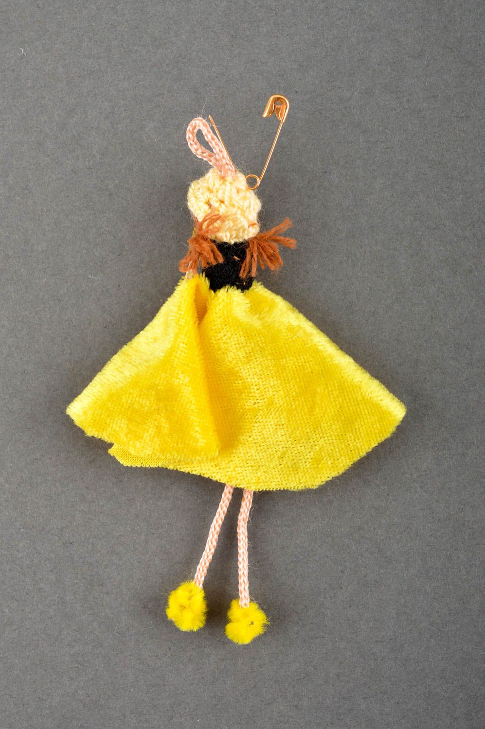 Broche fait main Bijou fantaisie Accessoire femme Petite poupée en jaune photo 3