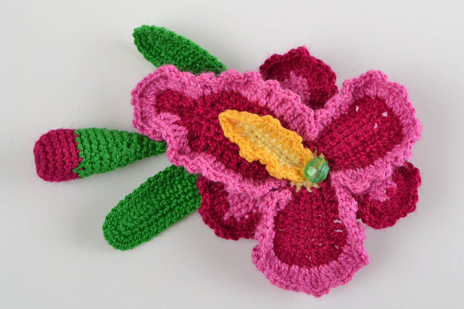 Broche tejido de hilos de algodón artesanal con forma de flor de color frambuesa foto 2